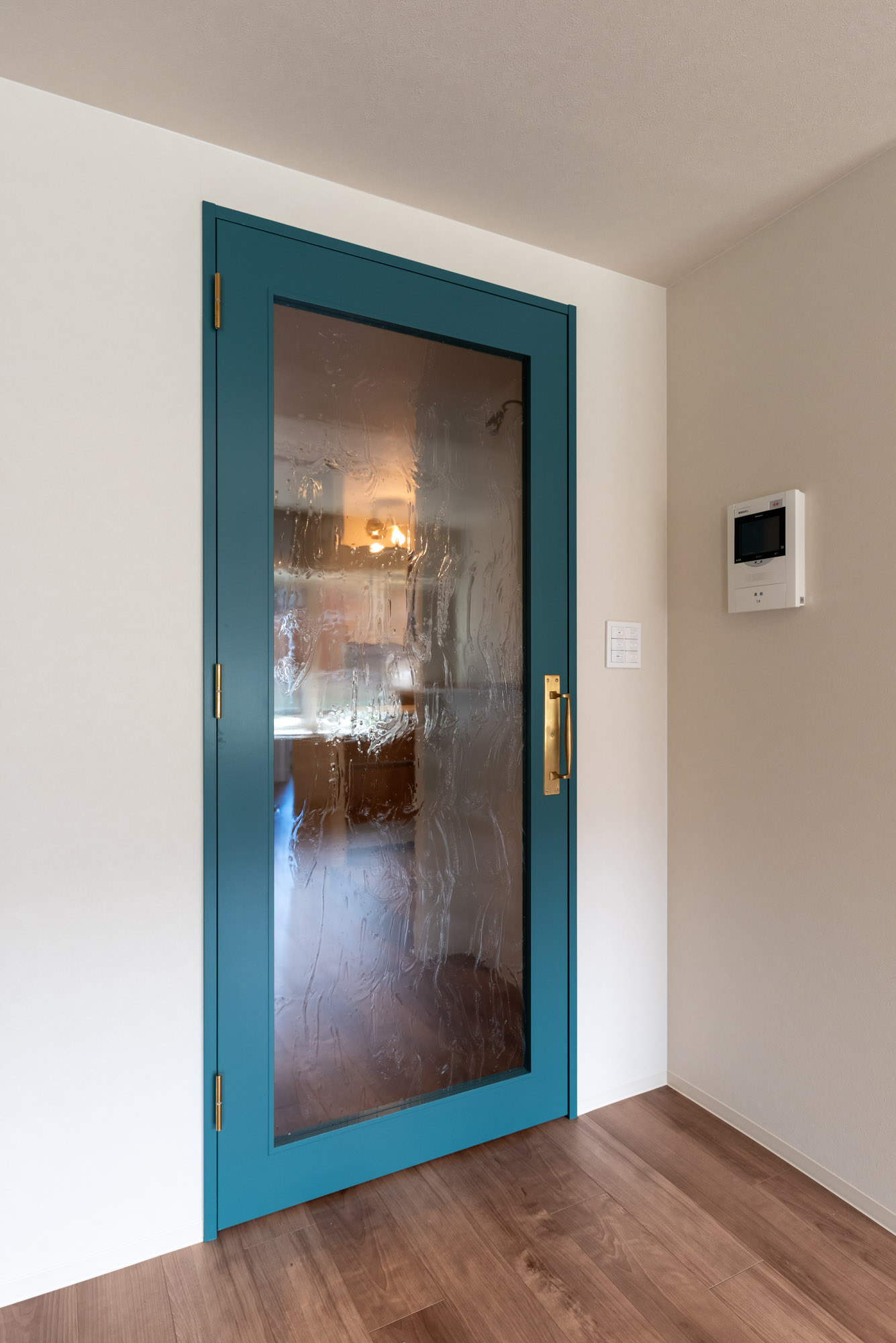 【造作事例】ブルーのリビングドア