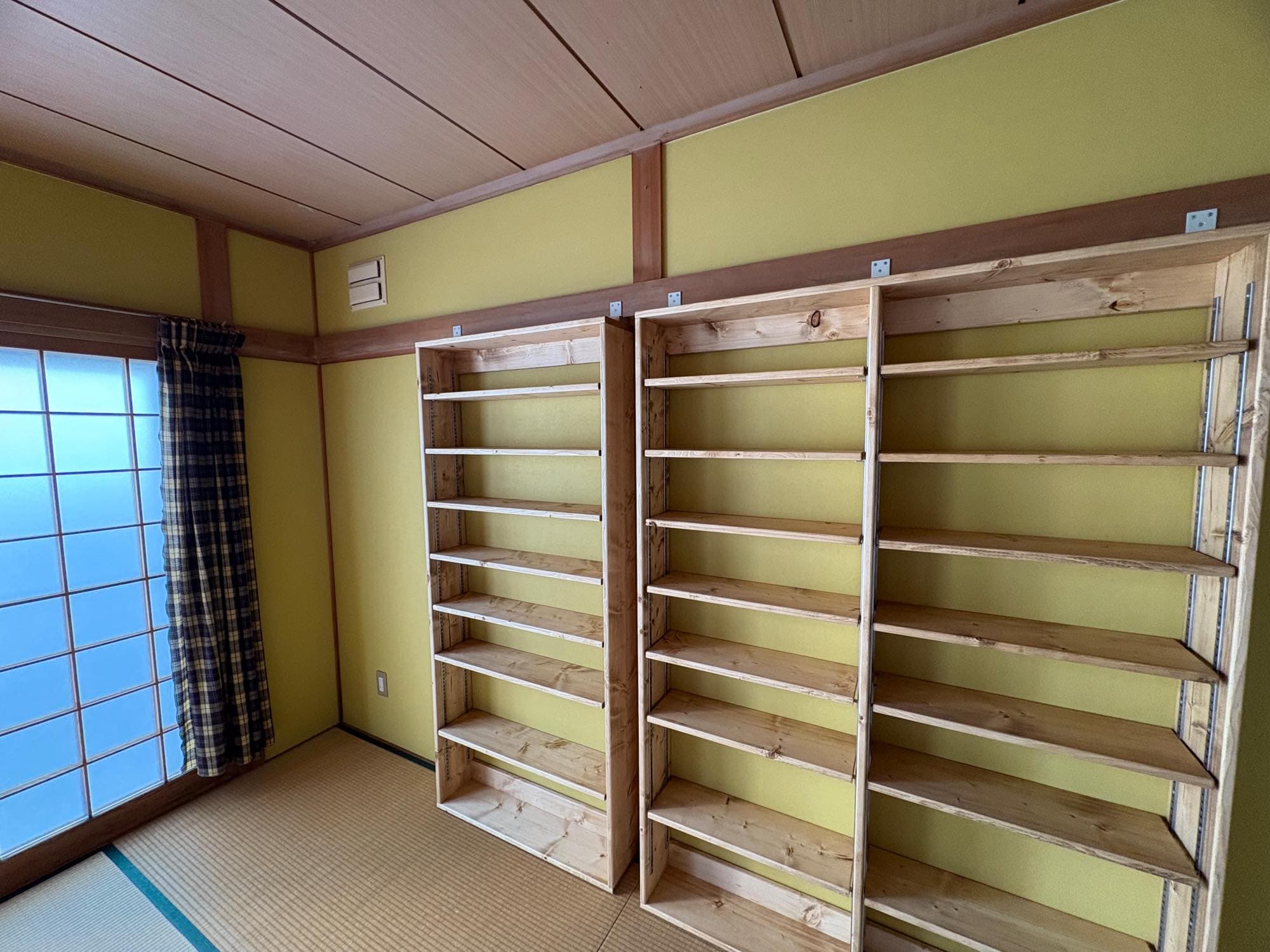 【部分リフォーム事例】本棚製作・建具製作・クロス張替で理想の空間づくり