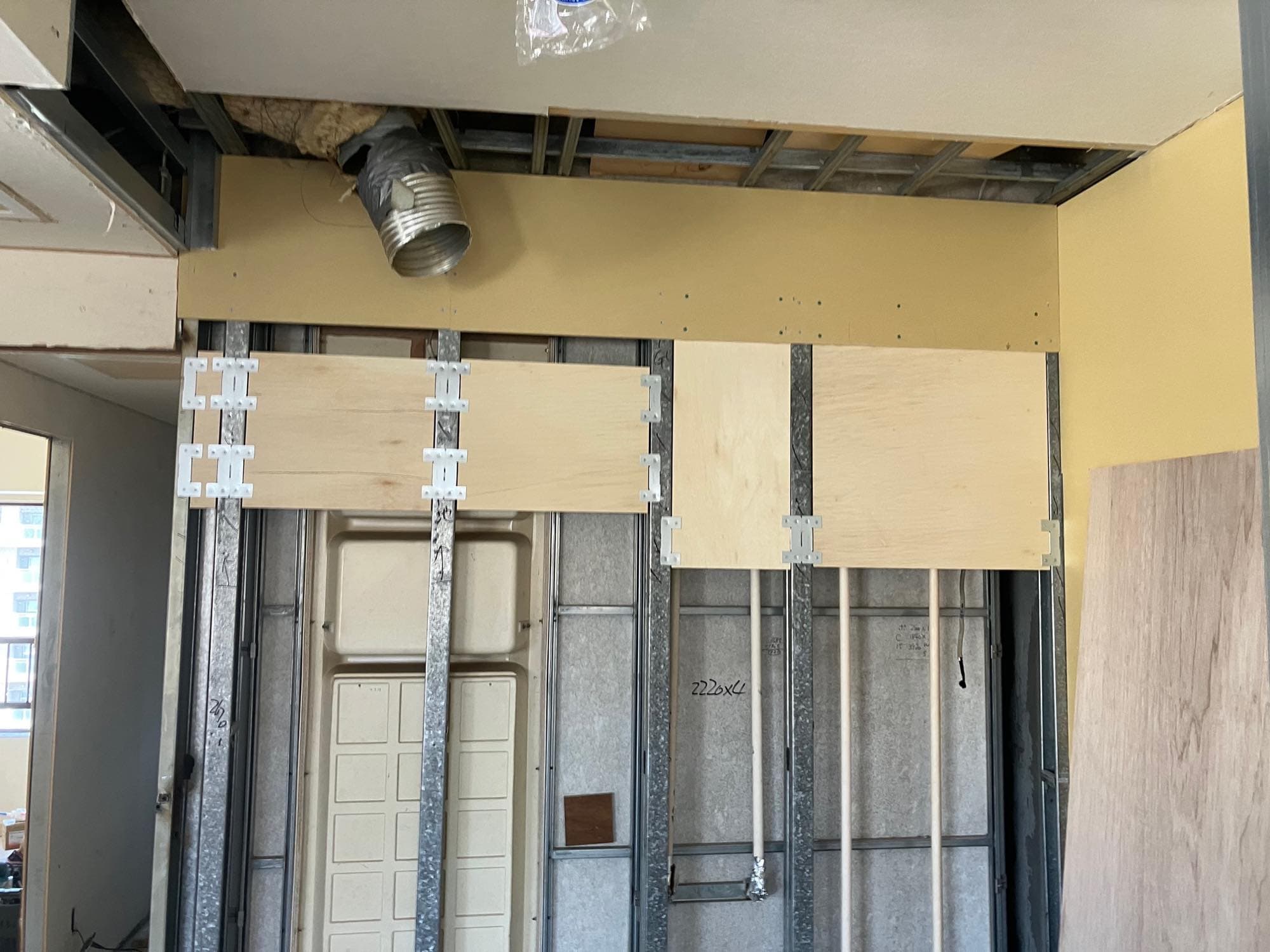 普段見ない壁の中。「吊戸棚」と「レンジフード」の下地施工の様子