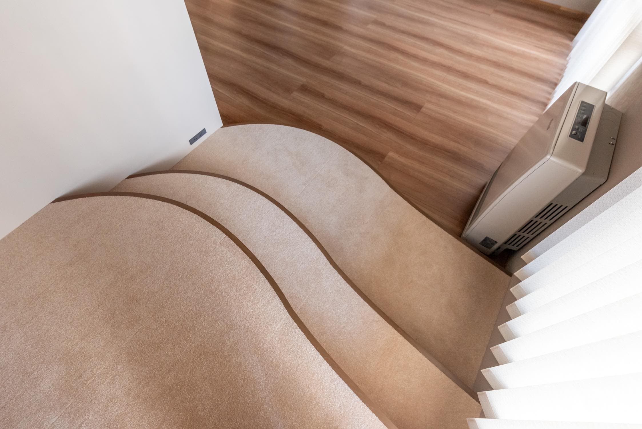 【ビフォーアフター】築28年の中古マンションリノベーションで曲線が描くあたたかい空間に大変身！心地よい「ごろんスペース」とは！？