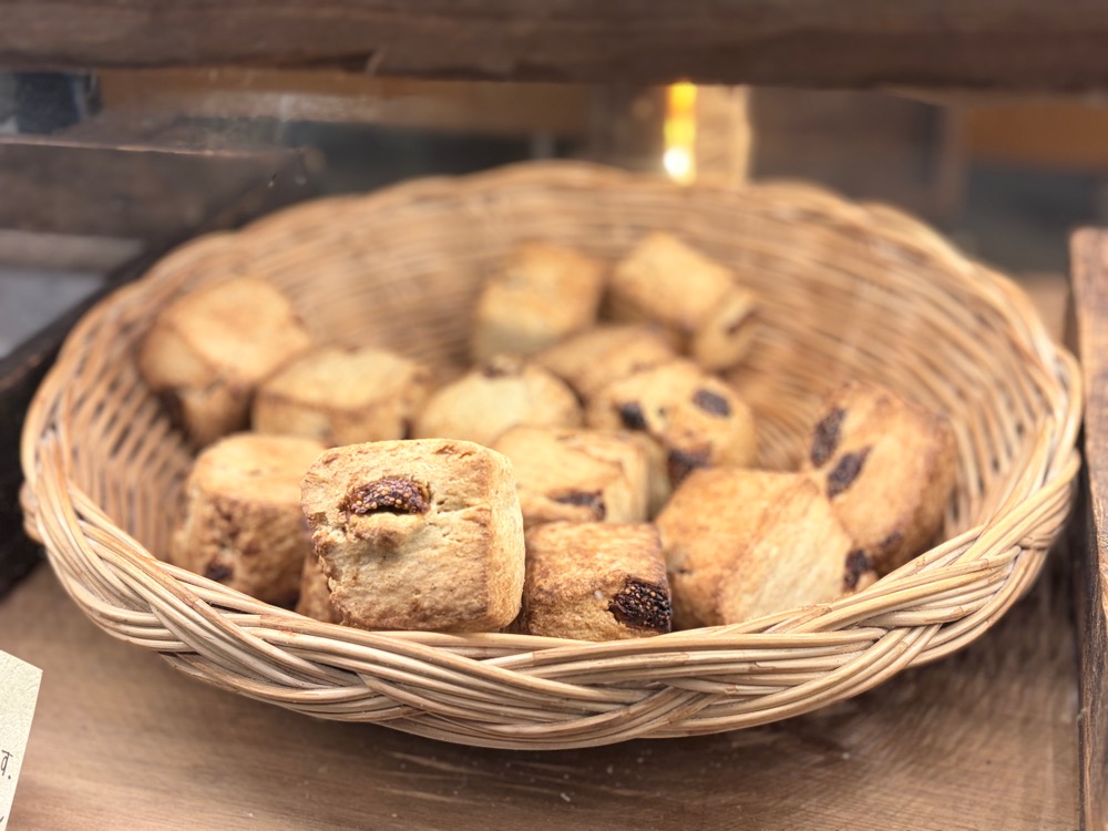 ベーカリー栞に行ってきました。スコーンとカンパーニュ