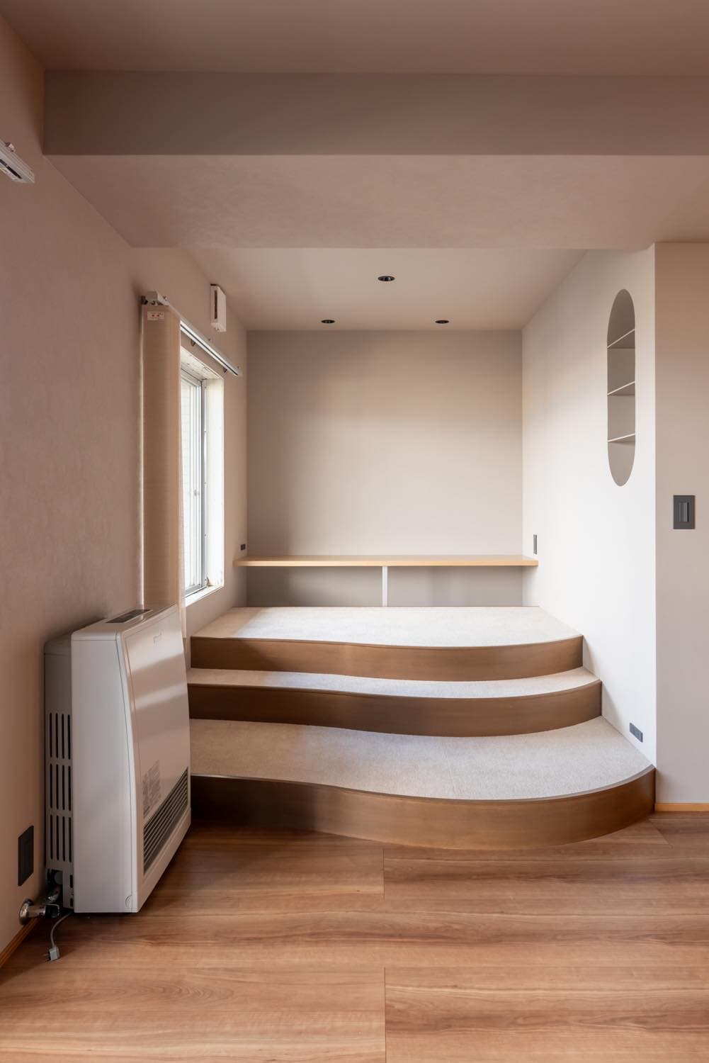 【ビフォーアフター】築28年の中古マンションリノベーションで曲線が描くあたたかい空間に大変身！心地よい「ごろんスペース」とは！？