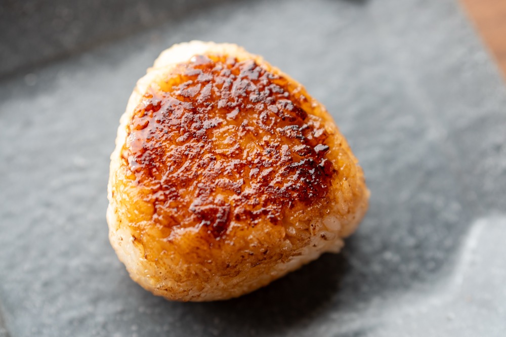 香ばしさの向こうに。おむすびと豚汁のお店dariaの新メニュー「焼きおにぎり」を撮影