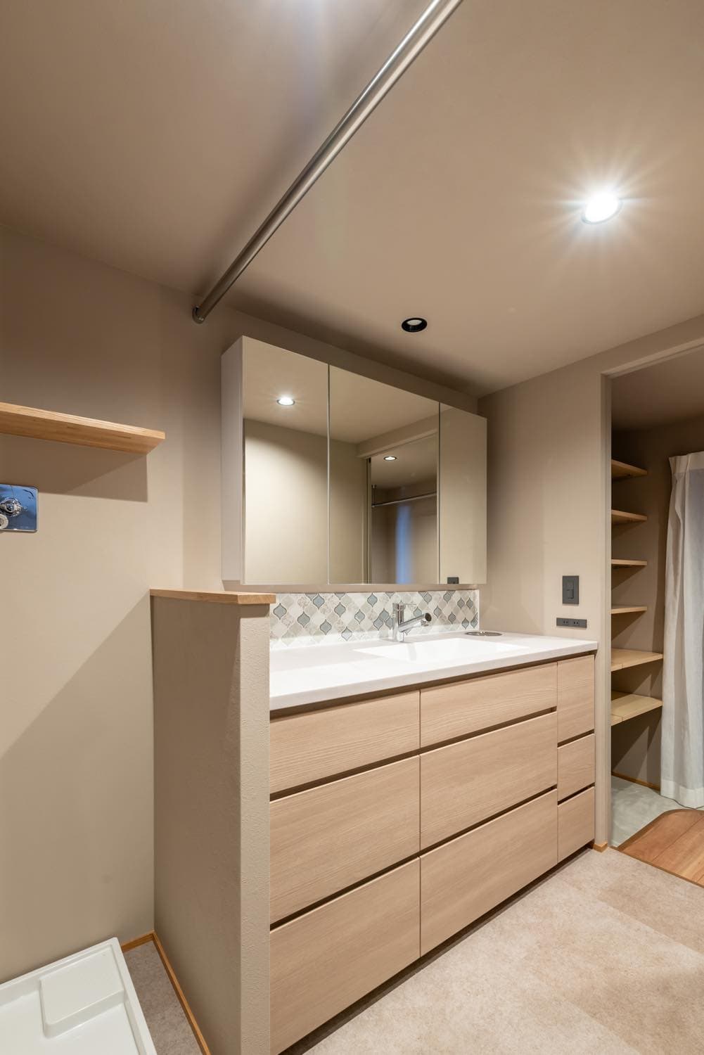 【ビフォーアフター】築28年の中古マンションリノベーションで曲線が描くあたたかい空間に大変身！心地よい「ごろんスペース」とは！？