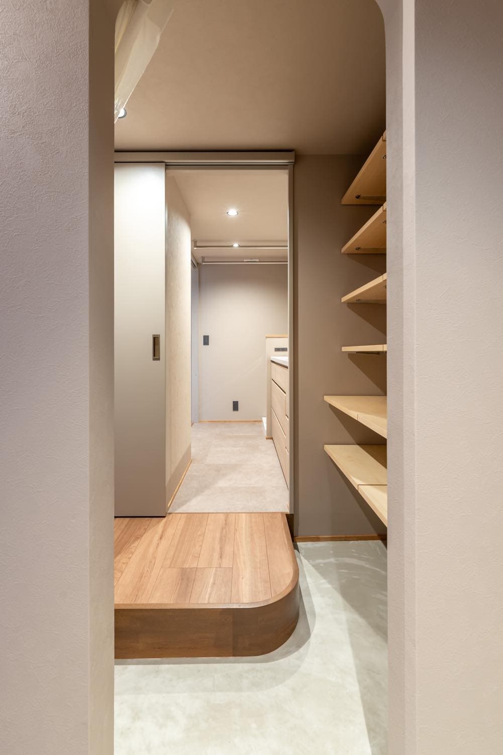 【ビフォーアフター】築28年の中古マンションリノベーションで曲線が描くあたたかい空間に大変身！心地よい「ごろんスペース」とは！？