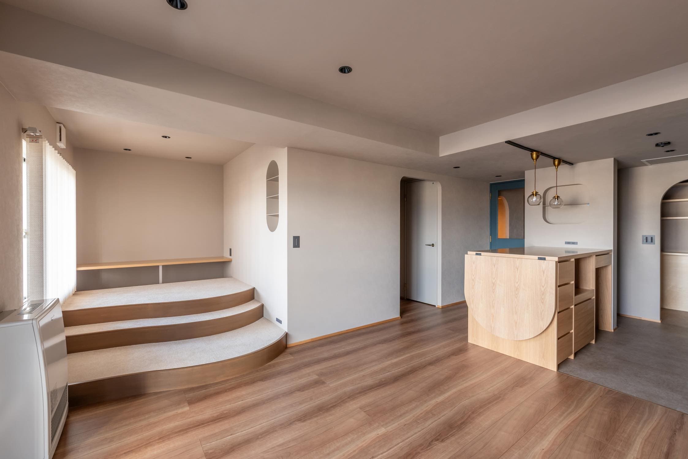 【ビフォーアフター】築28年の中古マンションリノベーションで曲線が描くあたたかい空間に大変身！心地よい「ごろんスペース」とは！？