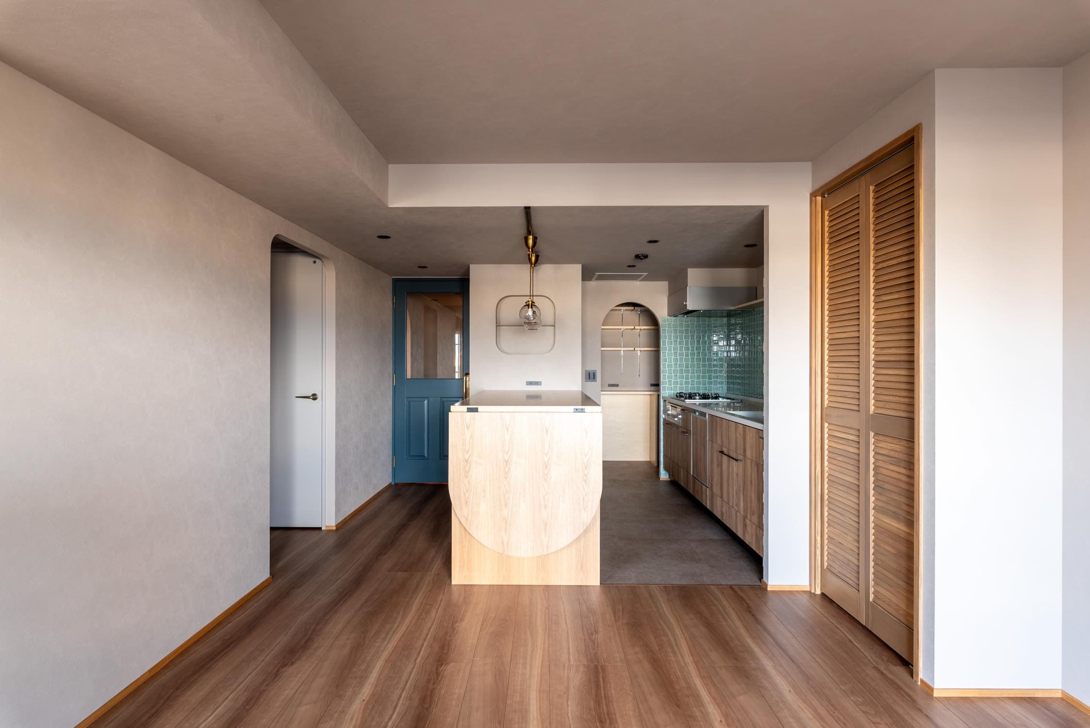 【ビフォーアフター】築28年の中古マンションリノベーションで曲線が描くあたたかい空間に大変身！心地よい「ごろんスペース」とは！？