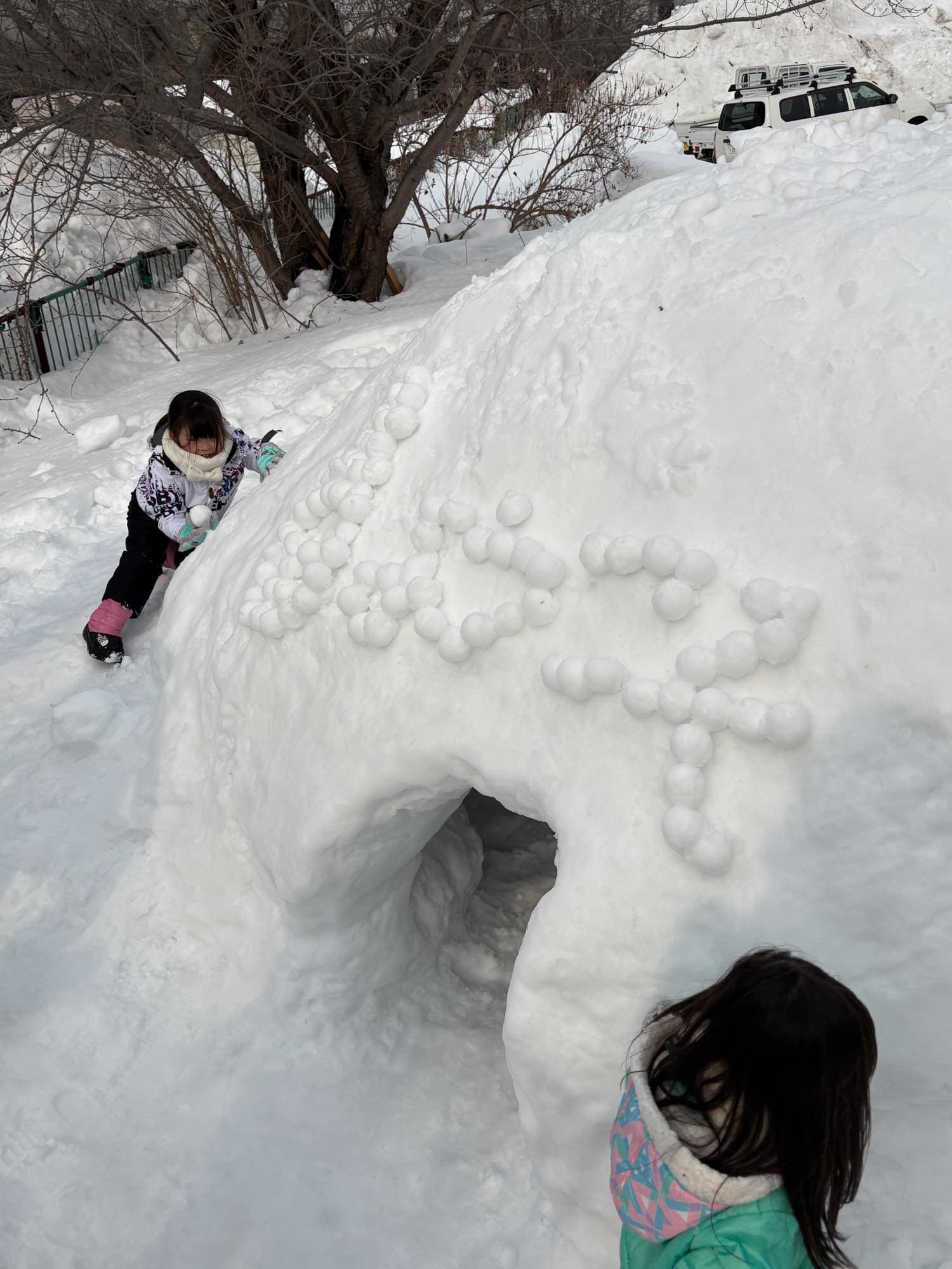 花レの敷地に「かまくら」出現！ 社員家族と過ごす冬の特別な一日