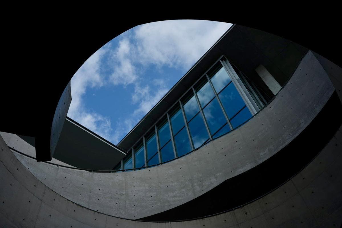 兵庫県立美術館｜光と影と青りんご