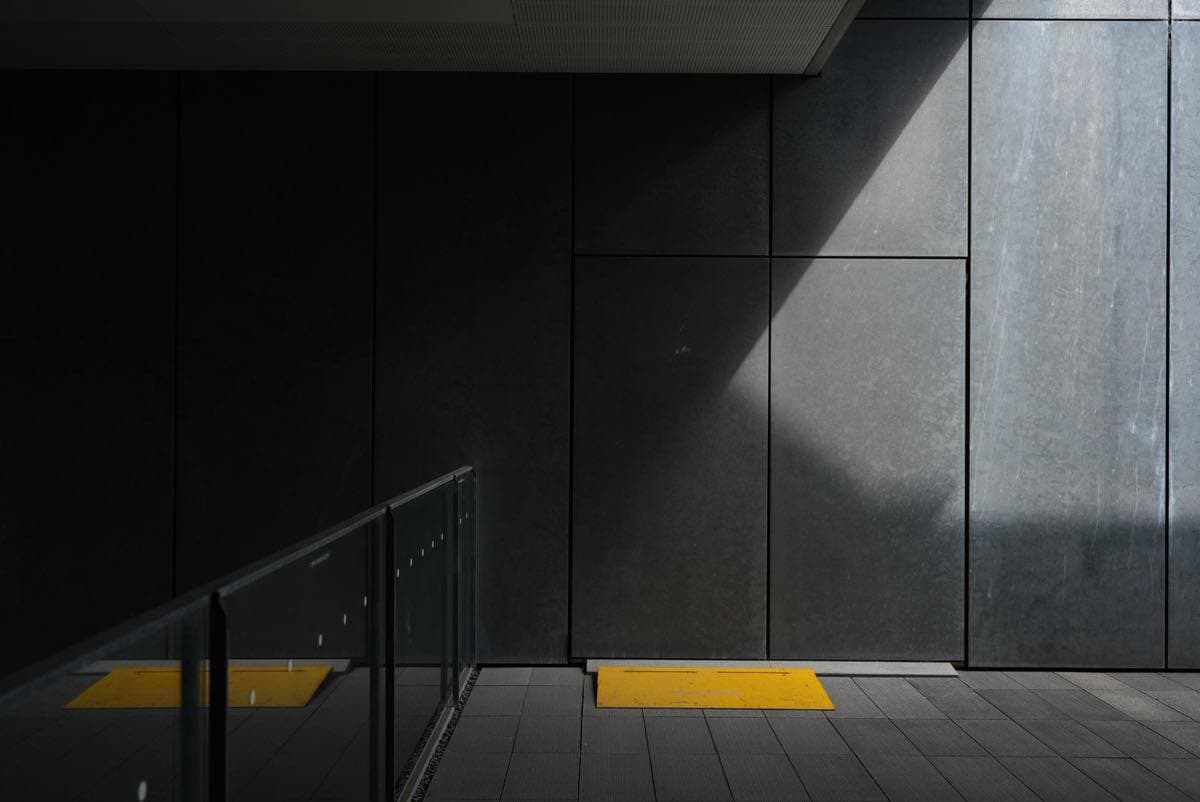 兵庫県立美術館｜光と影と青りんご