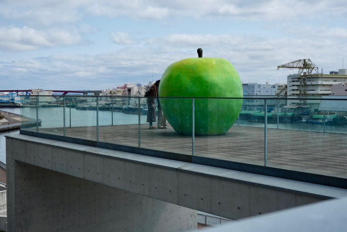 兵庫県立美術館｜光と影と青りんご