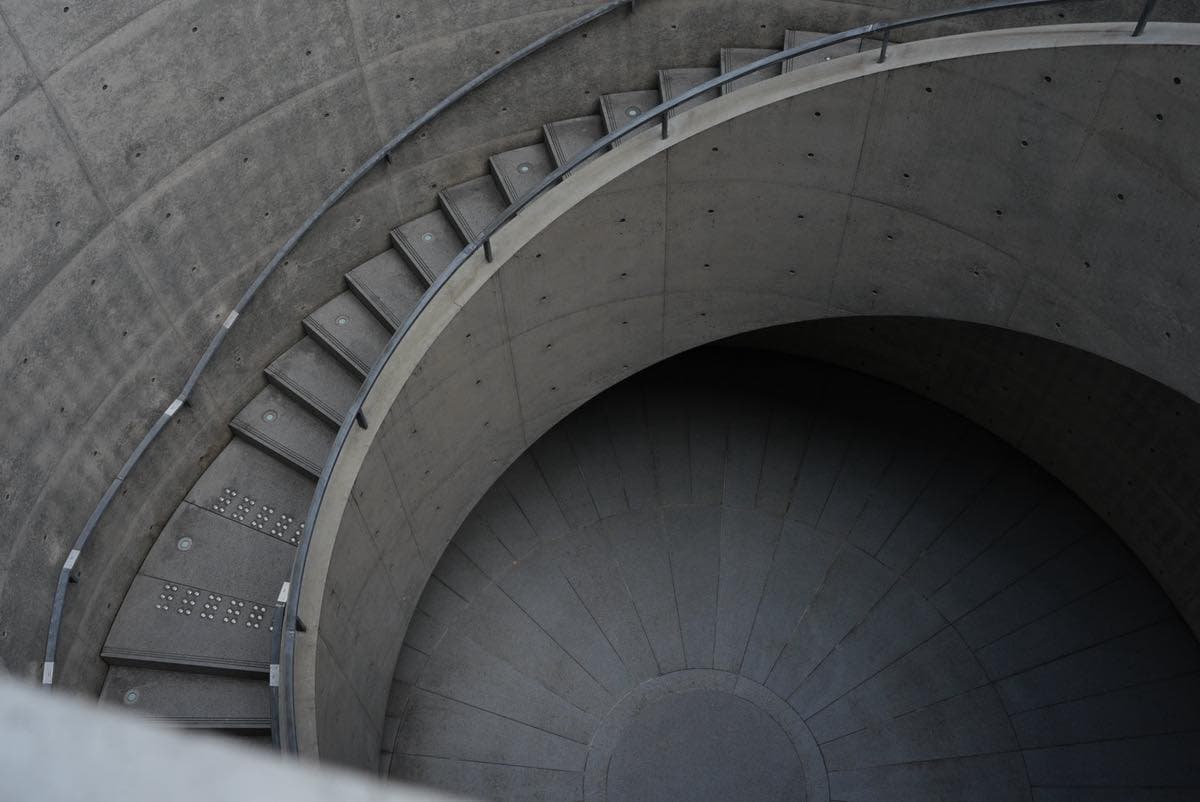 兵庫県立美術館｜光と影と青りんご