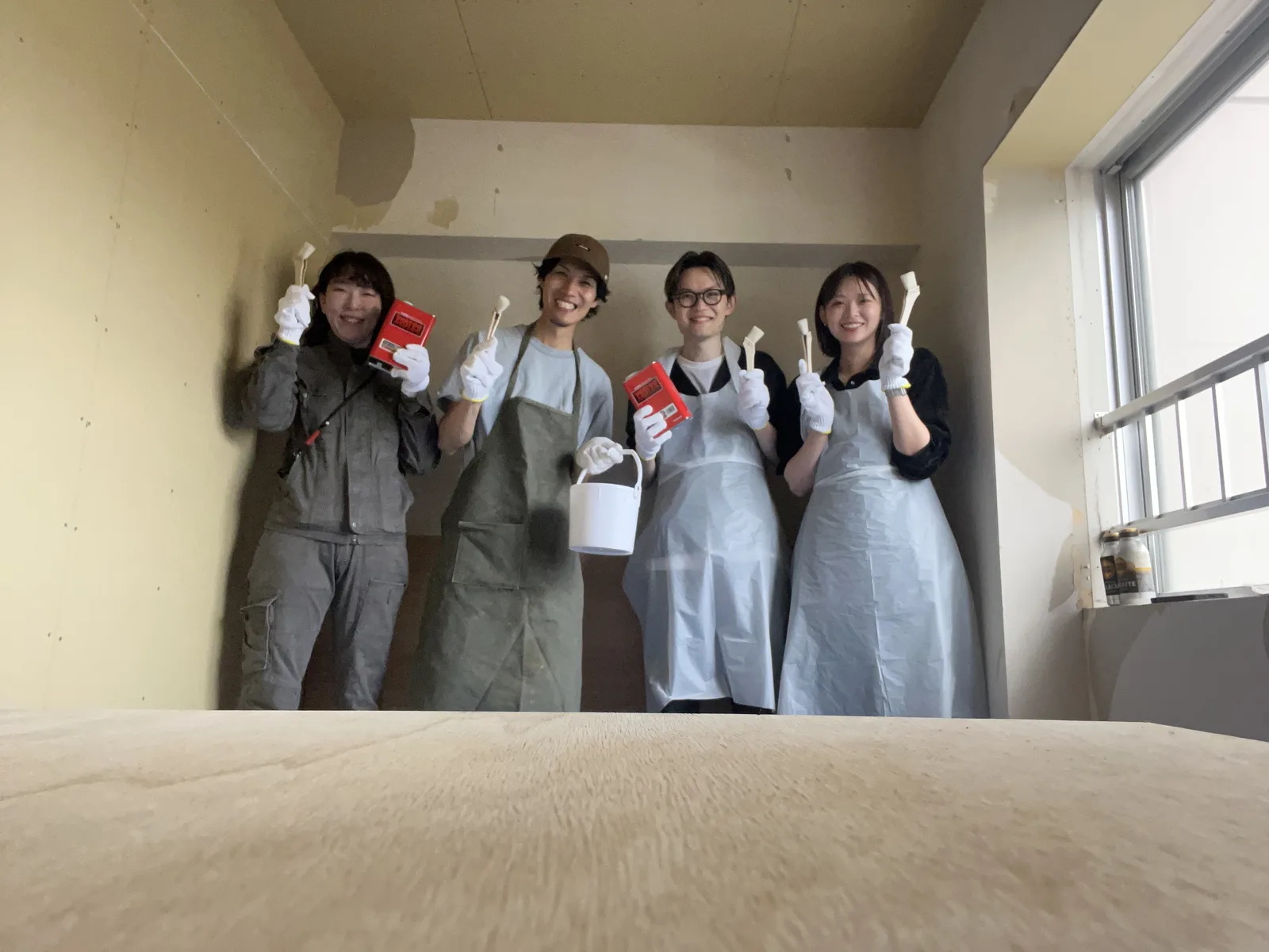 エプロン姿でDIY塗装に集まった4人