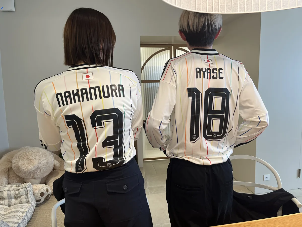 日本代表のユニフォームを着たご夫婦の後ろ姿