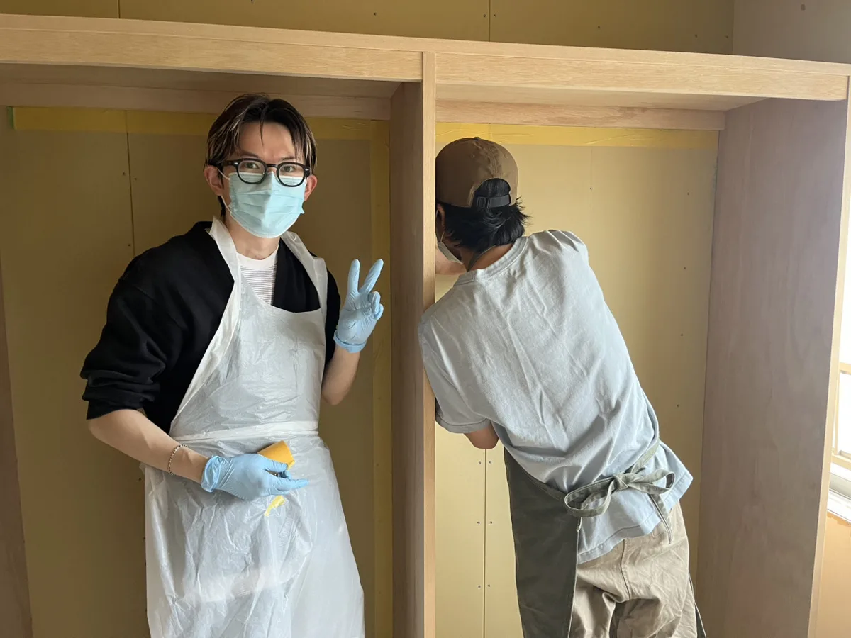 寝室の棚をオイルで塗装している様子
